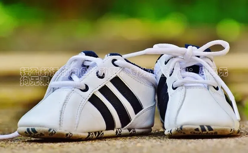 bsports网页版百度游戏轻盈舒适的白色运动鞋，专为女性打造：尽享无
拘无束