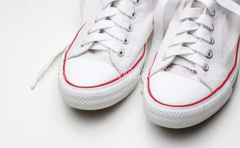 厚底白色运动鞋：2025年的时尚革命