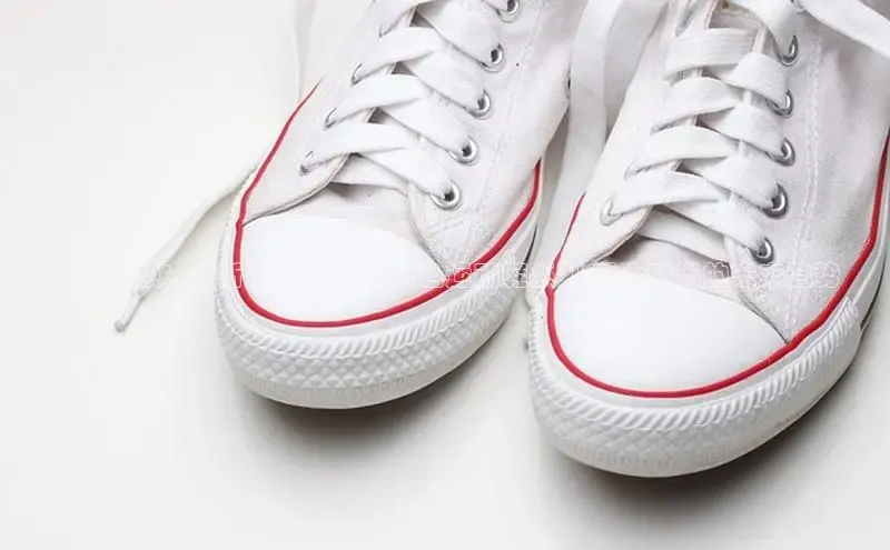 潮流引领：全新发布2025款白色运动鞋系列-爵士时尚的未来趋势